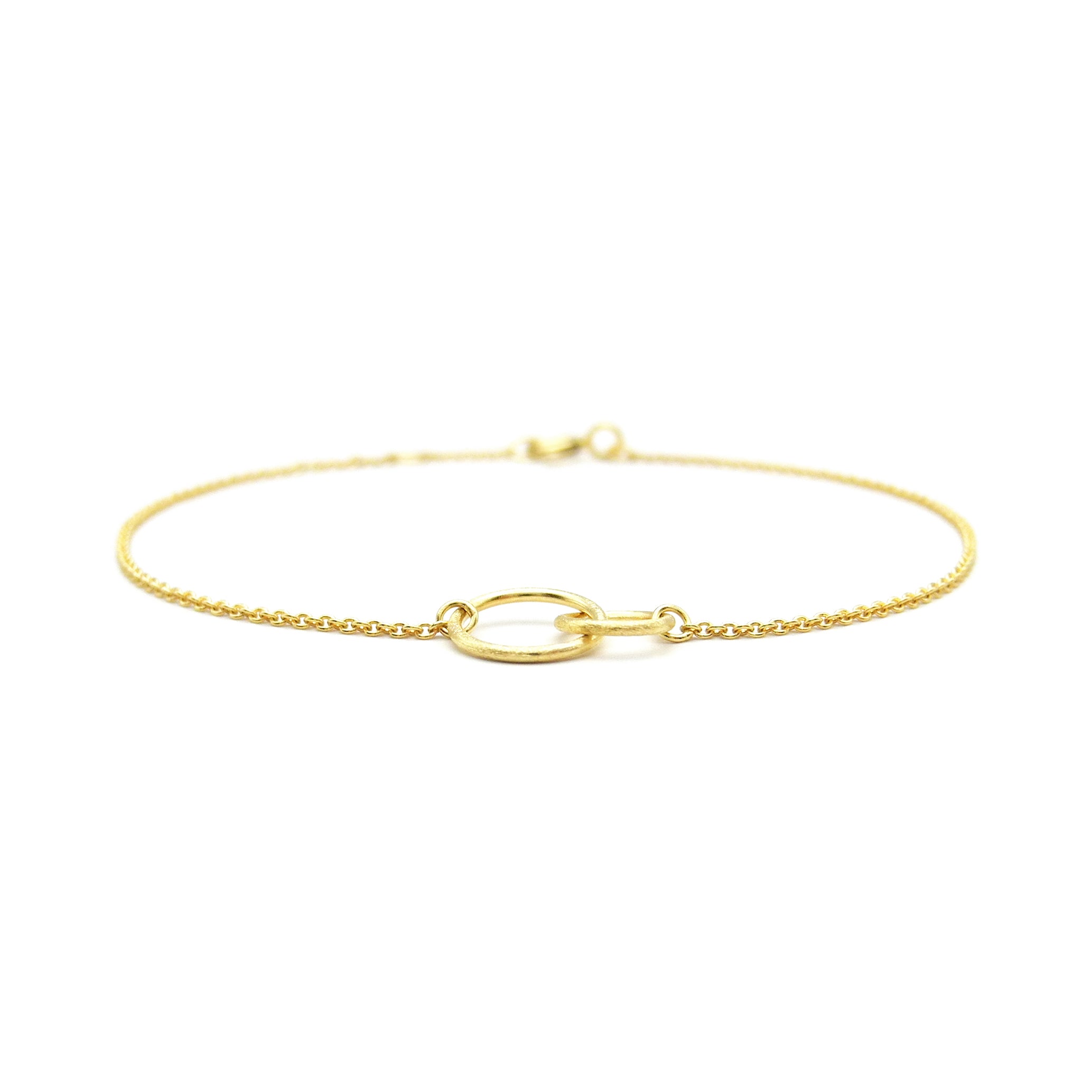 goldenes Armband mit eismatten Ringen