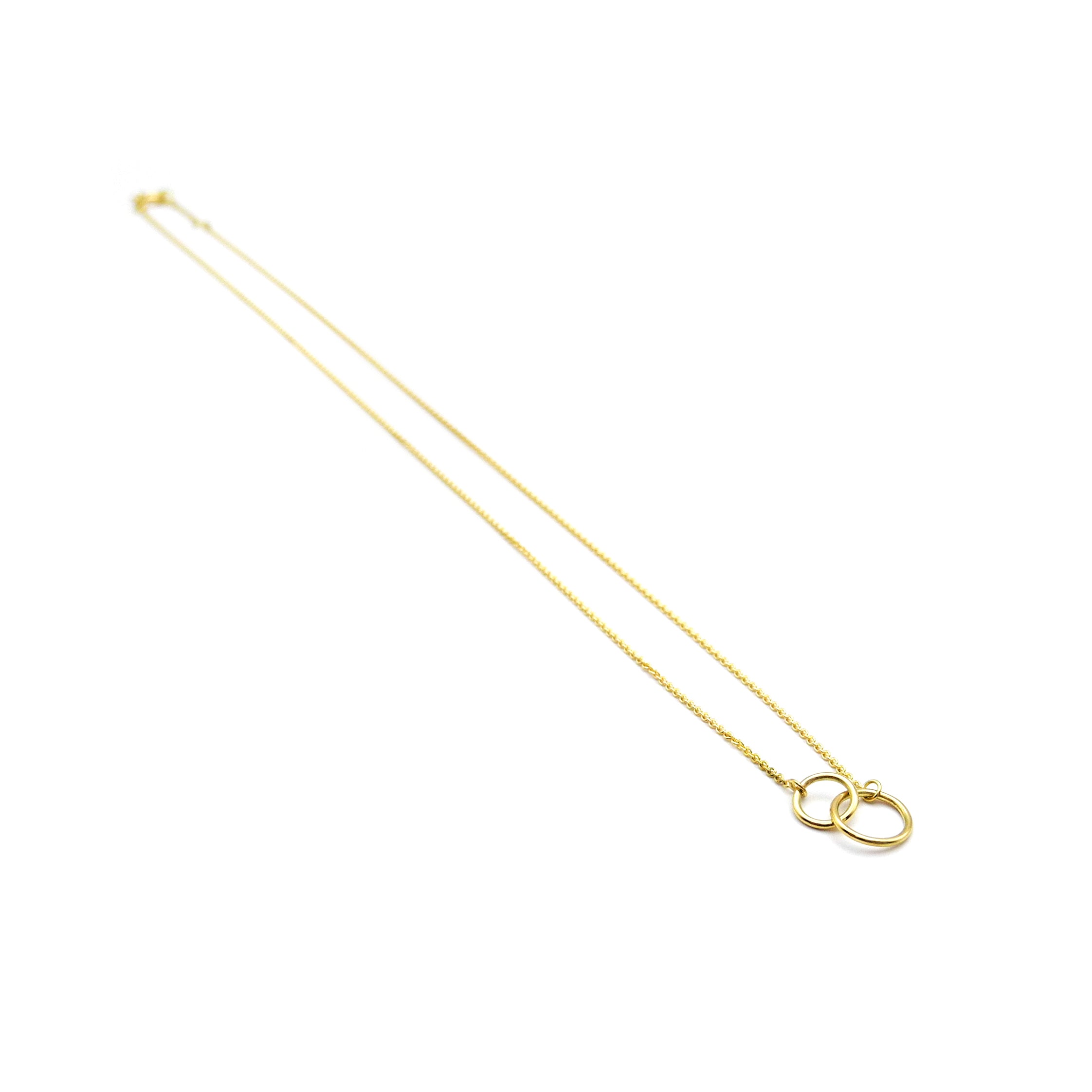 goldene Kette mit zwei Ringen