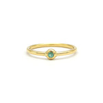 Lade das Bild in den Galerie-Viewer, Goldring mit Smaragd in weicher Fassung
