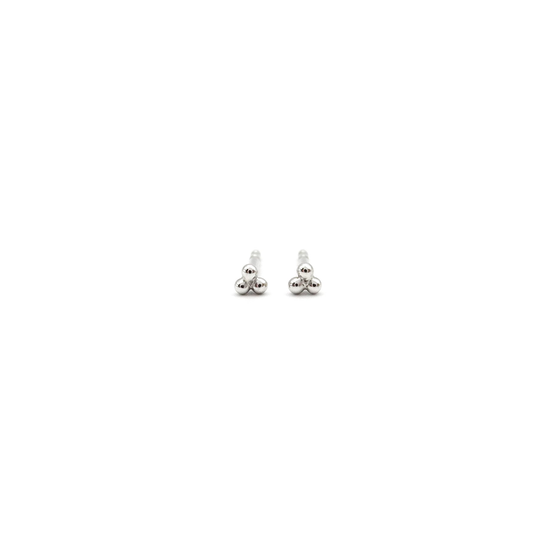 minimalistische Weißgoldohrringe